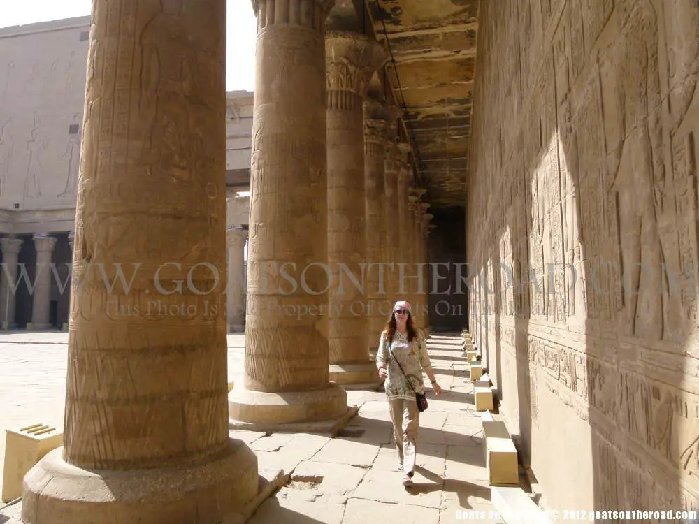 Marche à travers les piliers parfaitement conservés du temple d'Edfou, Egypte. temple d'edfou