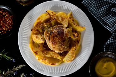 La recette du Poulet rôti et pommes de terre à la grecque et au citron - La recette du Poulet rôti et pommes de terre à la grecque et au citron