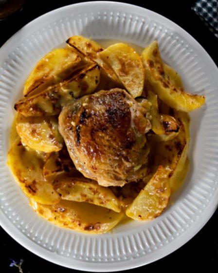 La recette du Poulet rôti et pommes de terre à la grecque et au citron - La recette du Poulet rôti et pommes de terre à la grecque et au citron