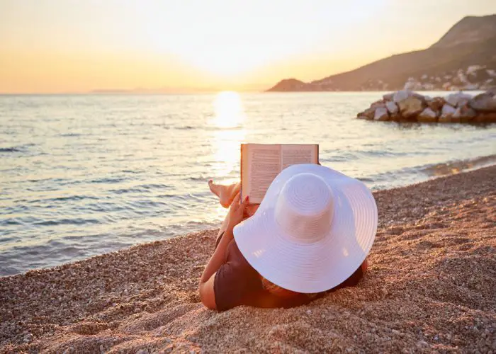 lecture au bord de la mer Rostislav Sedlacek shutterstock