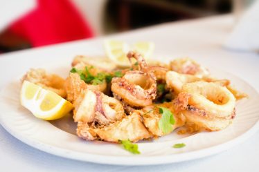 Recette : Calamars frits extra-savoureux - La Grèce est... - Recette : Calamars frits extra-savoureux - La Grèce est...
