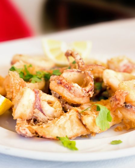 Recette : Calamars frits extra-savoureux - La Grèce est... - Recette : Calamars frits extra-savoureux - La Grèce est...