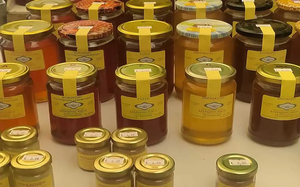 On peut trouver des produits apicoles dans la plupart des marchés de quartier en plein air de laiki.
