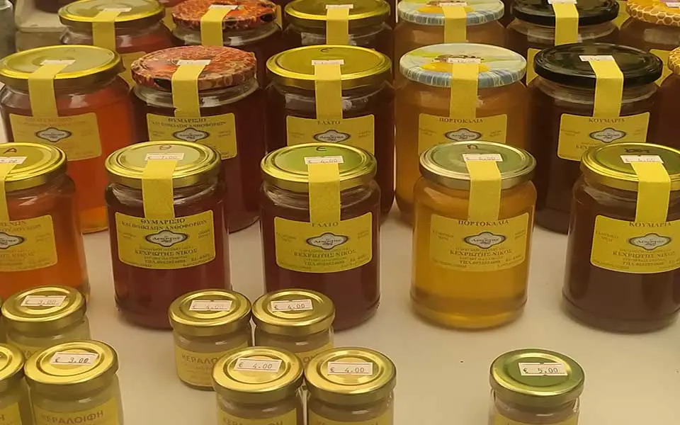Miel, pollen, Gellée royale, les bienfaits des abeilles pour la santé 1 On peut trouver des produits apicoles dans la plupart des marchés de quartier en plein air de laiki.