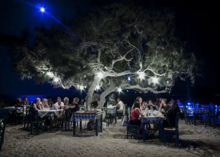 Taverne de Naxos Socrates Baltagiannis shutterstock