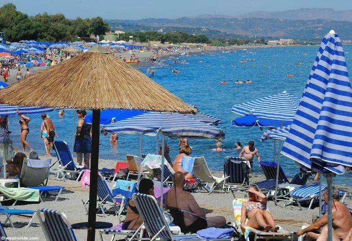 Des gens s'amusant sur une plage en Grèce