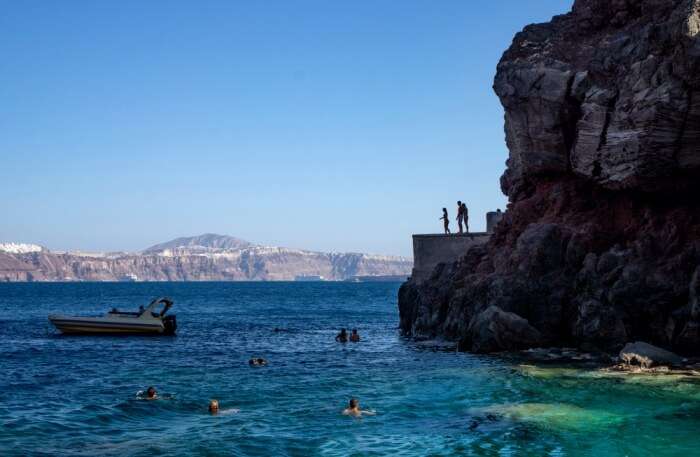 Les 15 meilleures choses à faire à Santorin pour des vacances épiques sur l'île ! 4 saut en falaise à Amoudi Bay