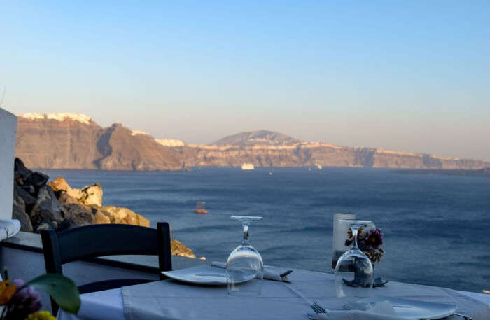 Les 15 meilleures choses à faire à Santorin pour des vacances épiques sur l'île ! 13 dîner avec une belle vue