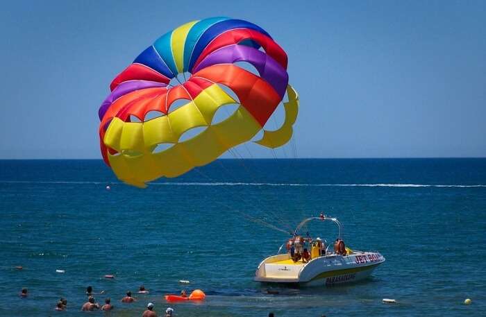 5 endroits où laisser le bonheur prendre le dessus 3 Parapente à Santorin