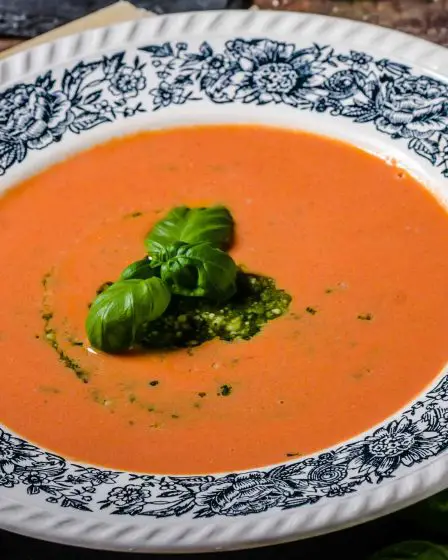 Soupe grecque aux tomates avec une touche de feta - Soupe grecque aux tomates avec une touche de feta