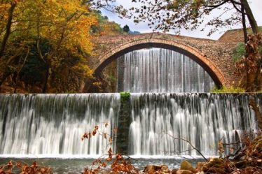 Les 9 meilleures chutes d'eau de Grèce à visiter pour tous les amoureux de la nature - Les 9 meilleures chutes d'eau de Grèce à visiter pour tous les amoureux de la nature