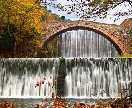 Les 9 meilleures chutes d'eau de Grèce à visiter pour tous les amoureux de la nature - Les 9 meilleures chutes d'eau de Grèce à visiter pour tous les amoureux de la nature