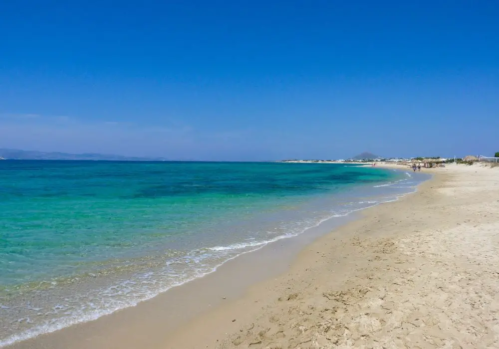 Belle plage de Plaka sur l'île de Naxos, Cyclades, Grèce.