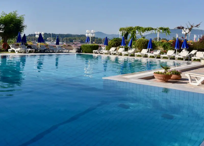 Hôtel de Corfu Town avec grande piscine.