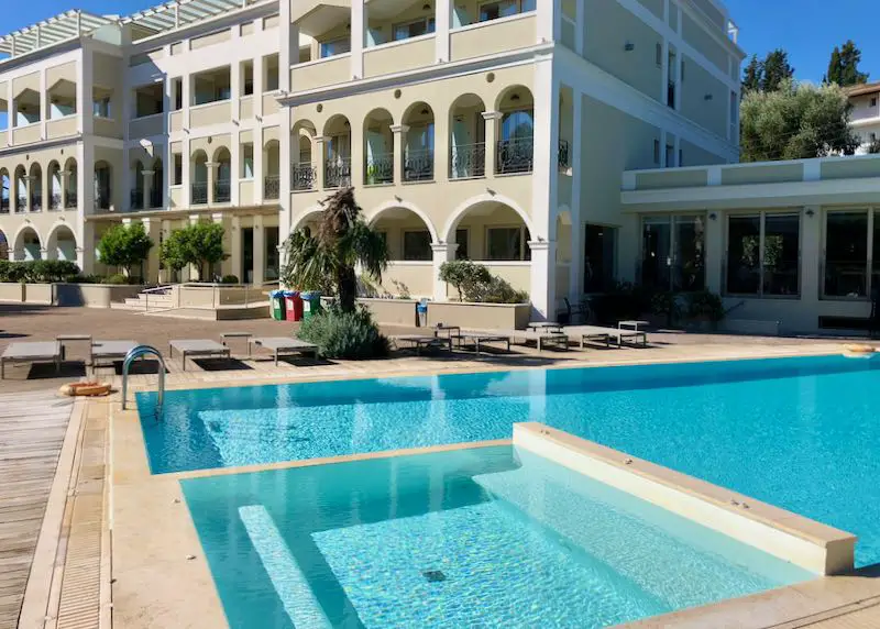 Les meilleurs hôtels de Corfou pour de bonnes vacances sur l'ile grecque 7 Hôtel 4 étoiles avec piscine à Corfou.
