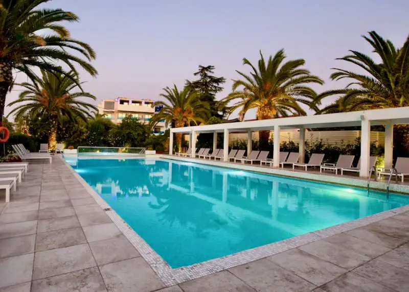 Hôtel de charme avec piscine.