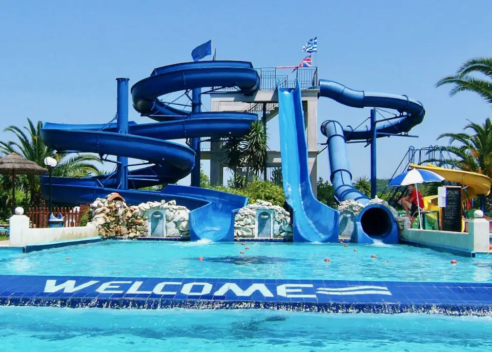 Hôtel avec toboggans aquatiques et piscine à Corfou.