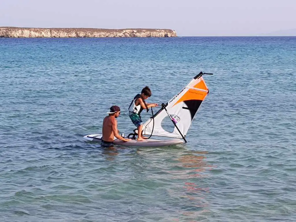 Sports nautiques planche à voile Paros Chryssi Akti