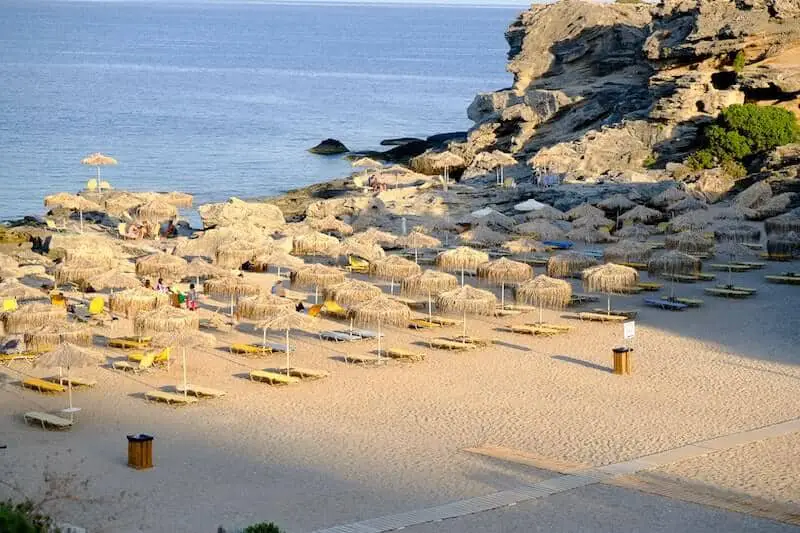 chaises longues sur la plage de Jordan