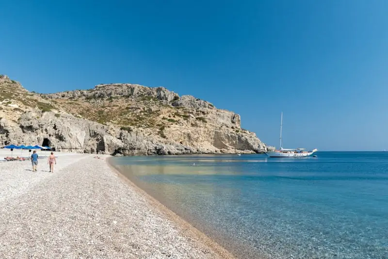 Eaux calmes à la plage de Traganou