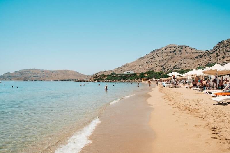 Le sable doré de la plage de Pefkos