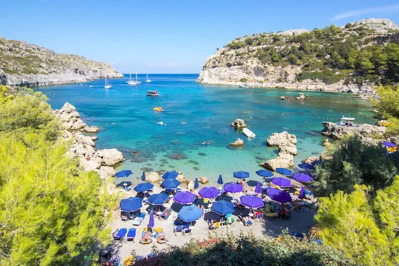 Les 12 plus belles plages de Rhodes 10 parasols violets sur la plage d'Anthony Quinn