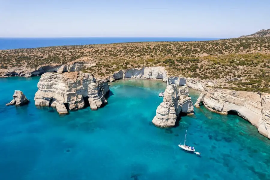 22 choses à faire à Milos que vous ne devez pas rater 1 Formations rocheuses à Kleftiko, Milos