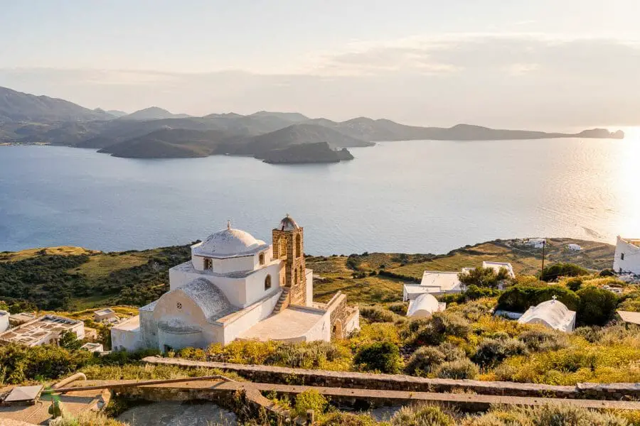 Vue du château vénitien de Plaka, Milos, au coucher du soleil.