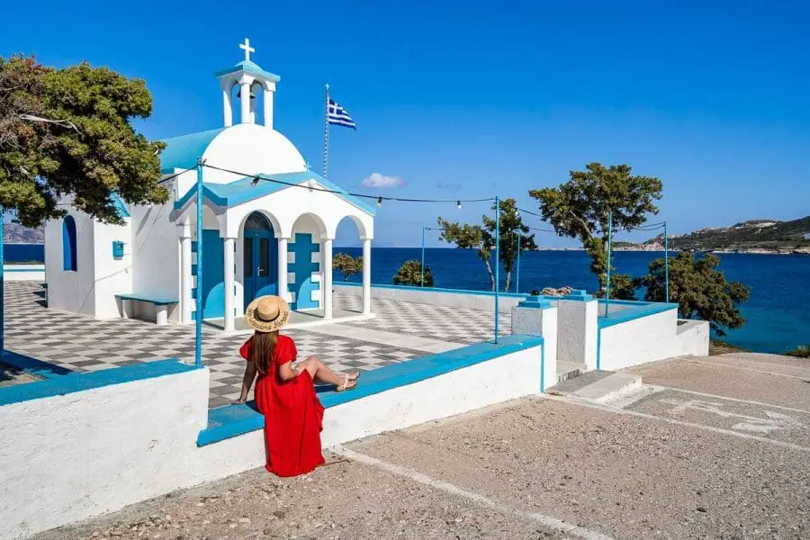22 choses à faire à Milos que vous ne devez pas rater 10 Fille à l'église de Saint Nicolas à Pollonia, Milos.