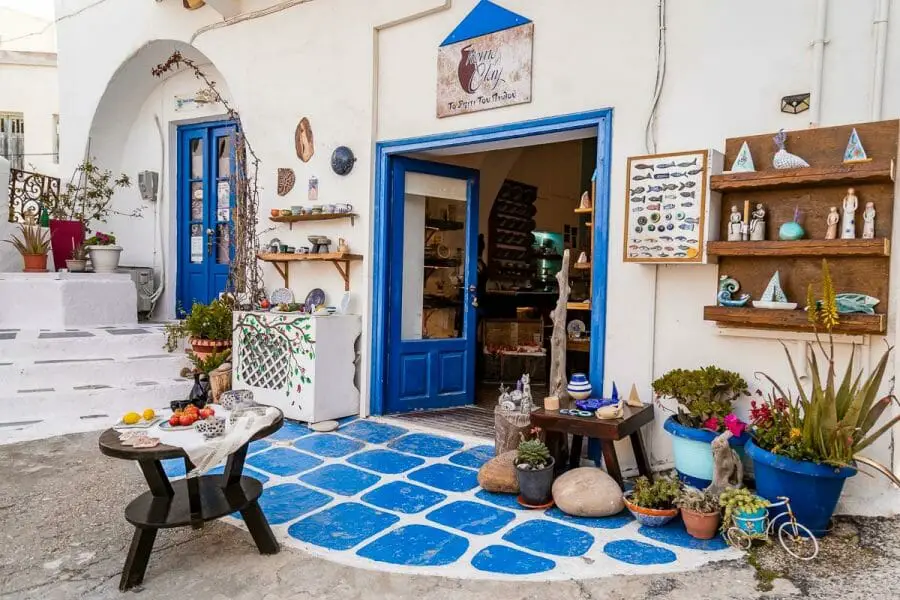 22 choses à faire à Milos que vous ne devez pas rater 9 Boutique de souvenirs à Adamas, Milos