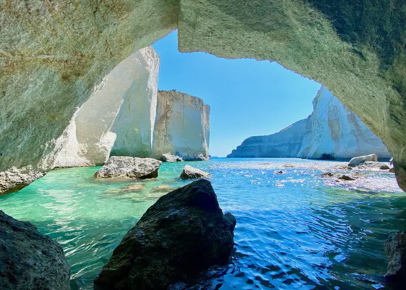 Où séjourner à Milos en 2023 ? 11 Vue de l'intérieur d'une grotte marine à Kleftiko, à Milos.
