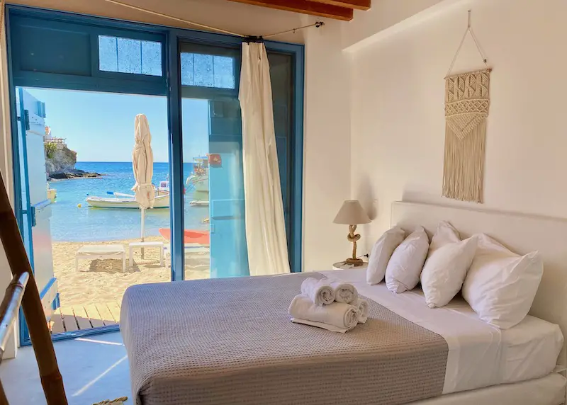Où séjourner à Milos en 2023 ? 13 Vue de la plage depuis la chambre de l'Elephant Beach House à Kimolos près de Milos.