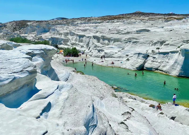 La plage de Sarakiniko à Milos, la plage la plus populaire de l'île.