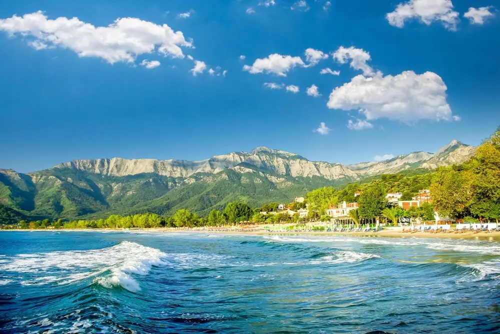l'ile de thassos en grece avec plage et montagnes