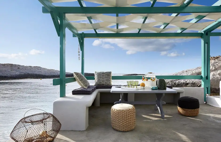 Grotte Terra Mare, Agia Irini. Milos, Grèce. Travelplusstyle.com Grotte de Terra Mare, Agia Irini. Milos, Grèce. Travelplusstyle.com