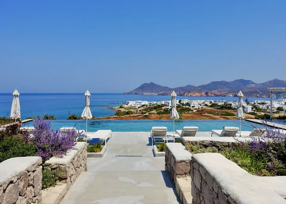 Vue sur le village de Pollonia depuis la piscine du Milos Breeze Boutique Hotel.