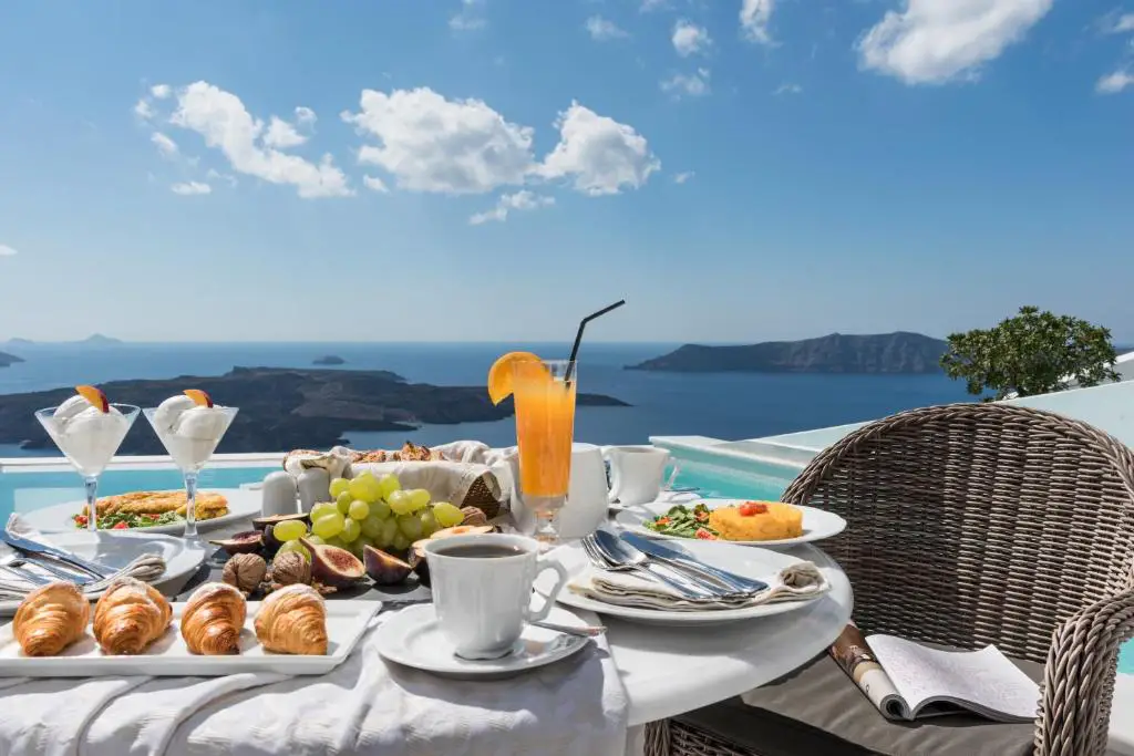25 hôtels avec piscine privée à Santorin 3 prendre votre petit déjeuner devant la piscine