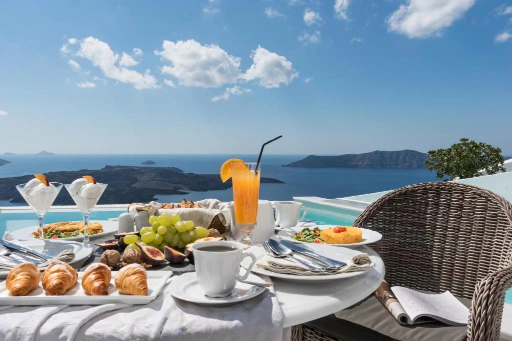 25 hôtels avec piscine privée à Santorin 3 prendre votre petit déjeuner devant la piscine