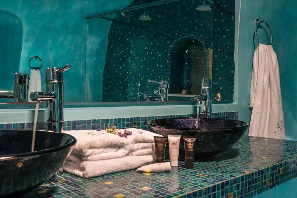 25 hôtels avec piscine privée à Santorin 1 Salle de bain design
