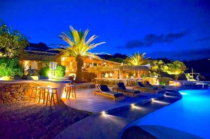 15 meilleurs endroits pour profiter de la vie nocturne et des soirées en Grèce 2 Jackie O' Beach bar à Mykonos Grèce