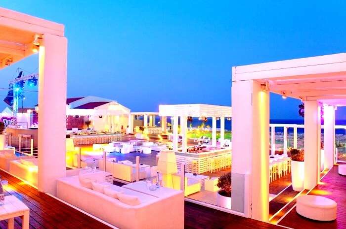 15 meilleurs endroits pour profiter de la vie nocturne et des soirées en Grèce 7 Paradiso Beach Club à Rhodes Grèce