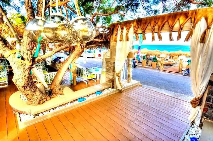 15 meilleurs endroits pour profiter de la vie nocturne et des soirées en Grèce 11 Jojo Beach Bar Santorini Grèce