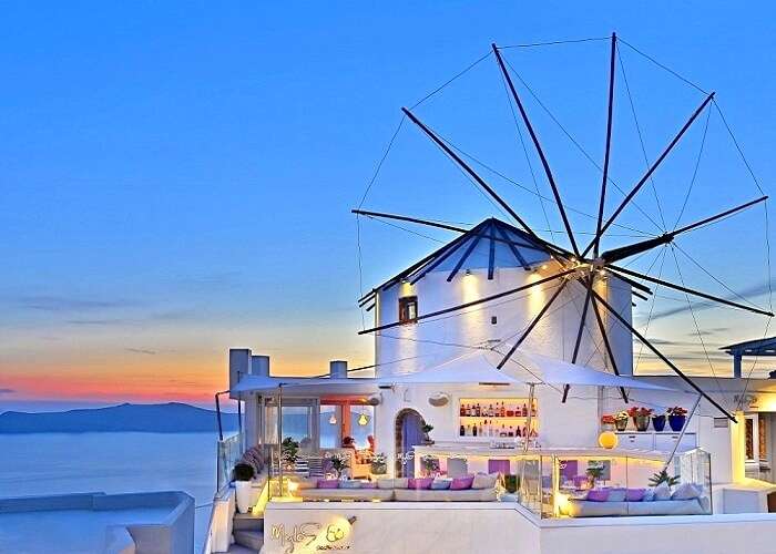 15 meilleurs endroits pour profiter de la vie nocturne et des soirées en Grèce 13 Mylos Bar Restaurant à Santorini Grèce