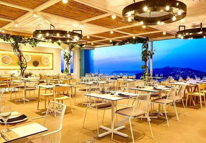 15 meilleurs endroits pour profiter de la vie nocturne et des soirées en Grèce 15 Restaurant Pyrgos Santorini Grèce