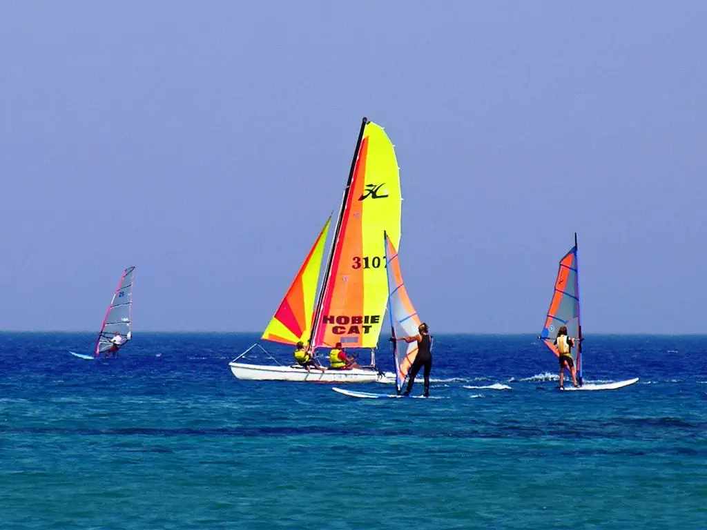 Planche à voile sur la plage de Kefalos