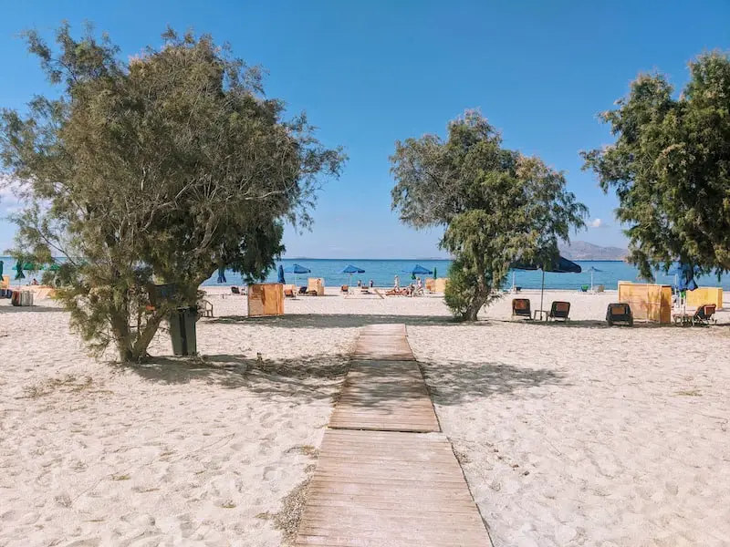 Passerelle en bois menant à la mer sur la plage de Mastichari.