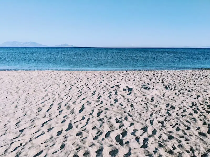 Plage de sable à Kardamena.