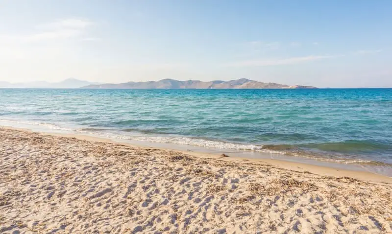 Sables pâles sur la plage de Tigaki.