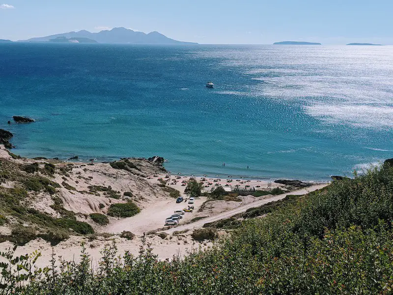 Les 10 plus belles plages de Kos 6 La plage de Camel depuis les collines situées derrière.