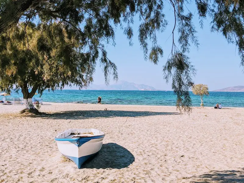 Vieux bateau en bois sur la plage de Marmari